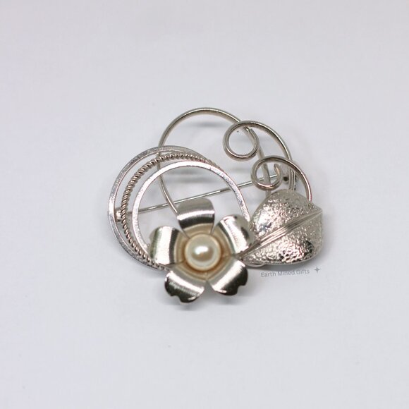 Vintage Floral Design with a single lustrous Akoya pearl - Picture 1 of 4